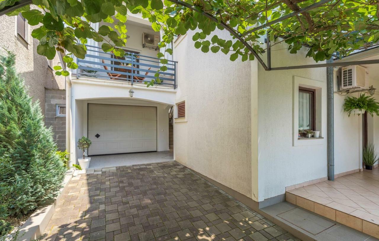 Apartment Green With Balcony Nova Vas  外观 照片